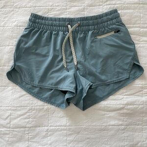 Vuori Clementine Shorts in Shade